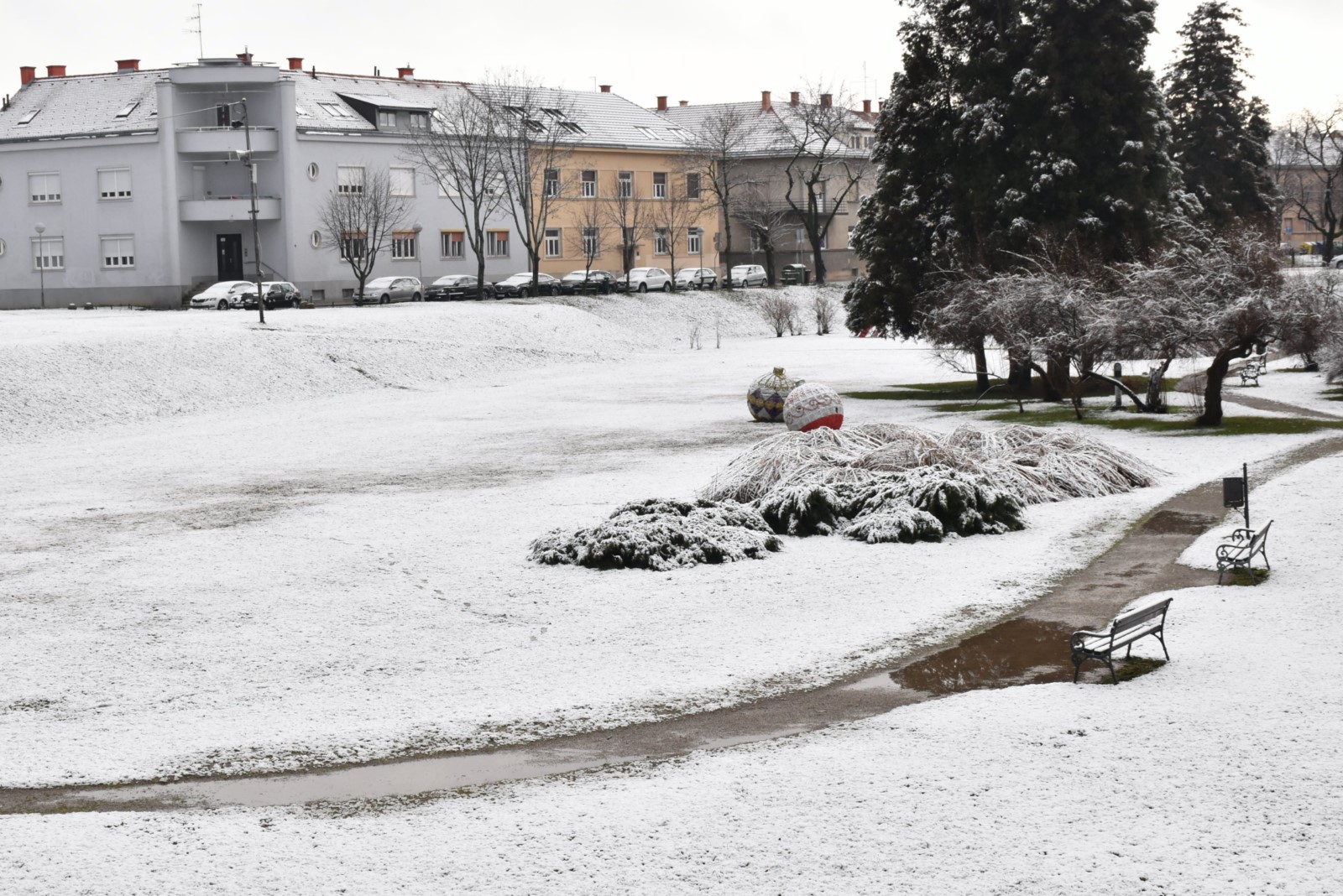 Snijeg zabijelio karlovačke parkove i krovove Karlovački hr